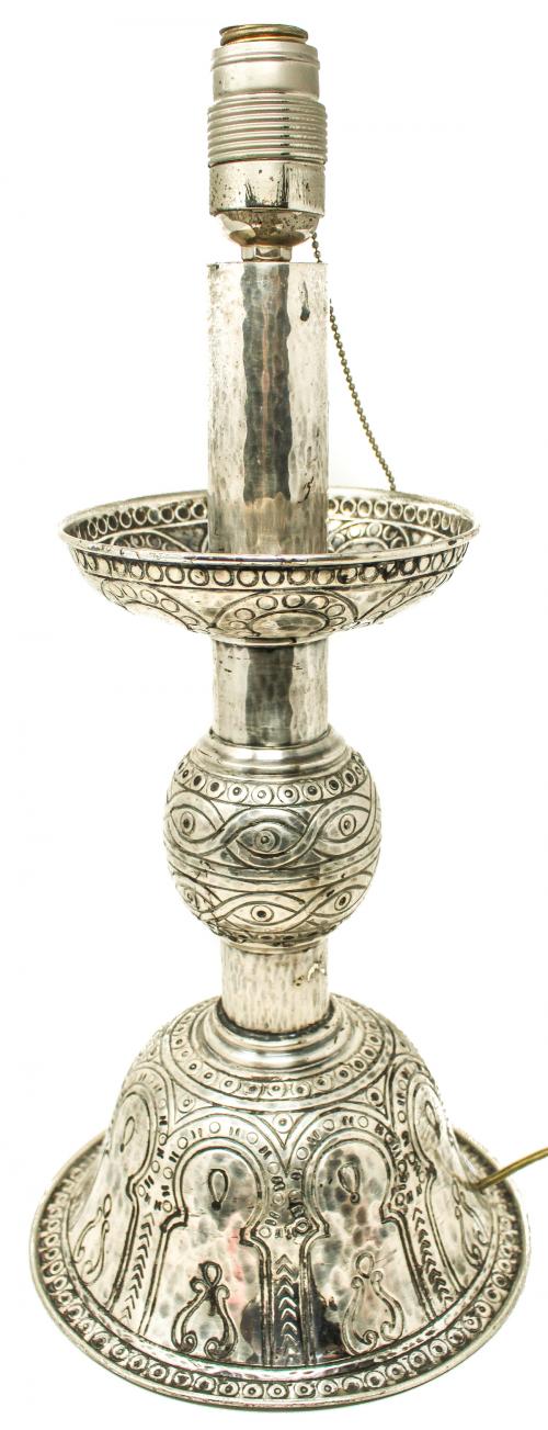 LAMPARA DE SOBREMESA EN METAL PLATEADO