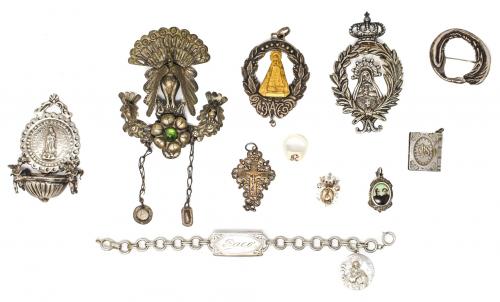 LOTE DE BROCHES Y COLGANTES DE PPS. DEL S.XX