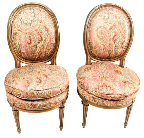 DOS PEQUEÑOS SILLONES CALZADORES