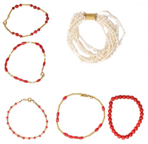 LOTE DE PULSERAS DE CORAL Y PERLAS