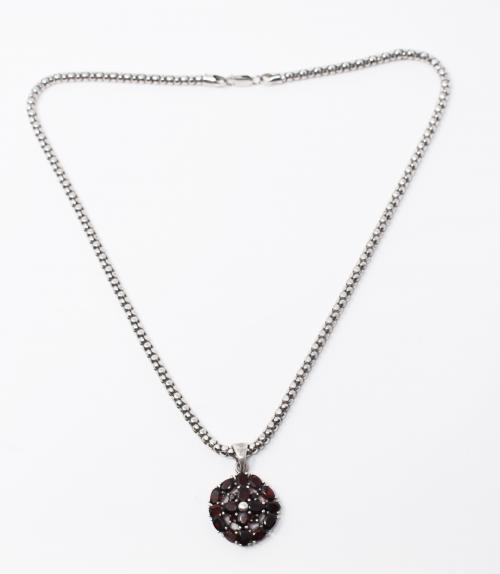 COLLAR CON ROSETÓN DE GRANATES