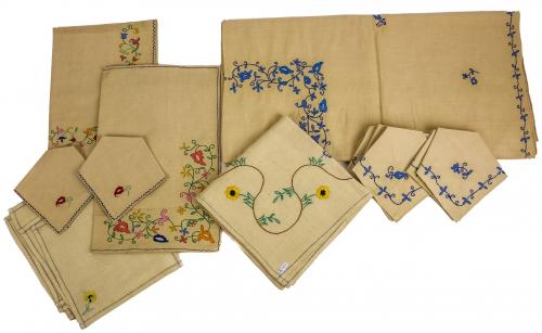 DOS MANTELERÍAS DE TÉ Y CONJUNTO DE INDIVIDUALES