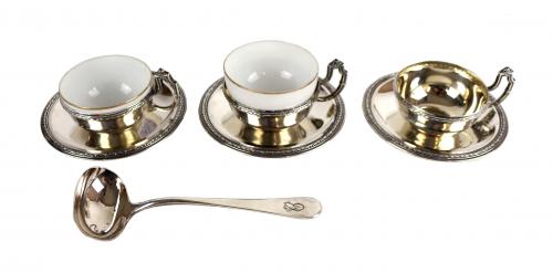 TRES TAZAS Y CUCHARA SALSERA EN PLATA