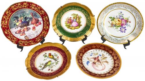 CONJUNTO DE CINCO PLATOS EN PORCELANA DE MEDIADOS DEL S.XX
