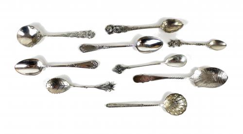 LOTE DE CUCHARITAS DE COLECCIÓN  EN PLATA Y METAL