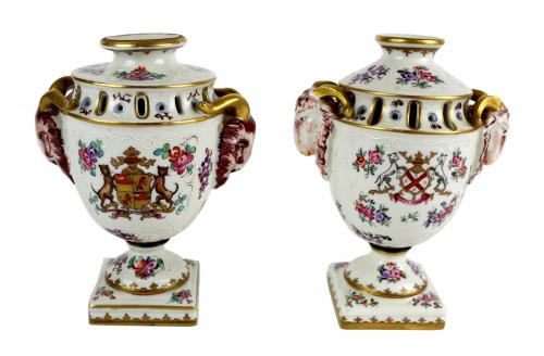 PAREJA DE JARRONES EN PORCELANA