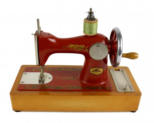 MAQUINA DE COSER DE JUGUETE DE LOS AÑOS 50