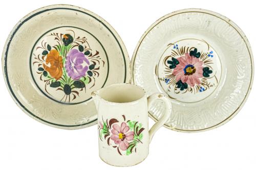 DOS PLATOS Y JARRA EN CERÁMICA MURCIANA DE FINALES DEL S.XIX