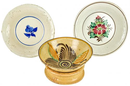TRES PLATOS Y SALVAMANTELES EN CERÁMICA LEVANTINA PPS.XX 
