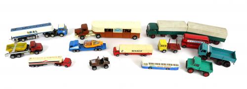 LOTE VARIADO DE CAMIONES Y AUTOBUSES DE JUGUETE AÑOS 70-80