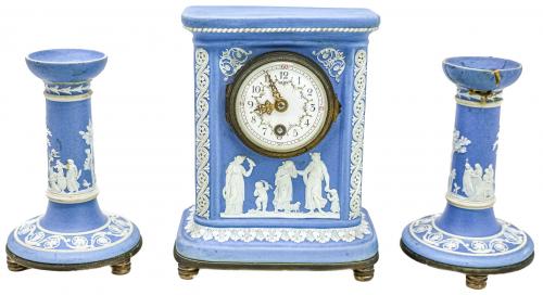 RELOJ Y PAREJA DE CANDELEROS DE PORCELANA WEDGWOOD