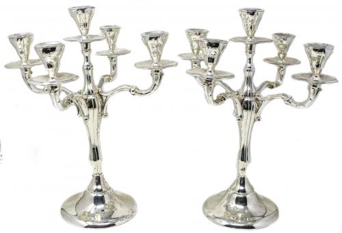 PAREJA DE CANDELABROS EN METAL PLATEADO DE ÚLTIMO TERCIO S.X