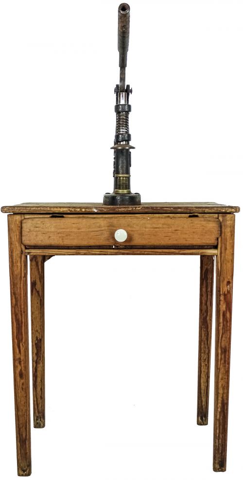 MESA CON MAQUINA REMACHADORA "R. REICHACS"