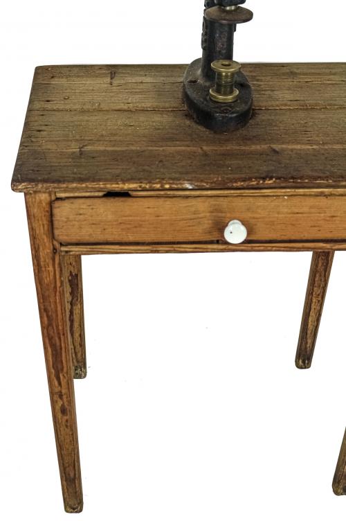 MESA CON MAQUINA REMACHADORA "R. REICHACS"