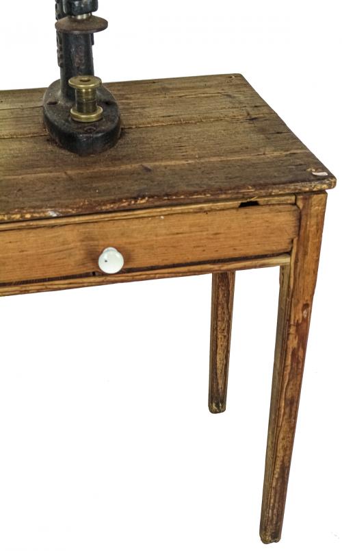 MESA CON MAQUINA REMACHADORA "R. REICHACS"