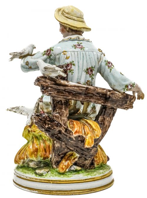 FIGURA EN PORCELANA CENTROEUROPEA DE MEDIADOS DEL S.XX 
