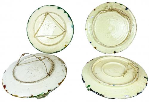 CUATRO PLATOS DECORATIVOS EN CERÁMICA ESMALTADA AÑOS 60