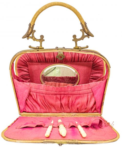 PEQUEÑO BOLSO CON UTENSILIOS DE MINIATURA Y MONEDERITO