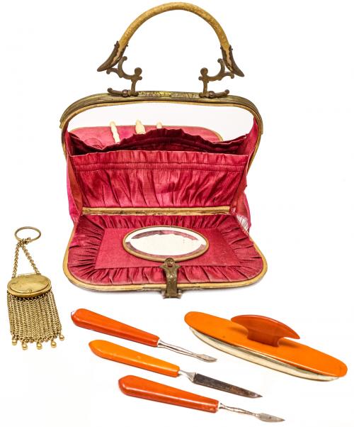 PEQUEÑO BOLSO CON UTENSILIOS DE MINIATURA Y MONEDERITO