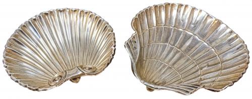DOS CONCHAS BAUTISMALES EN PLATA DE LA SEGUNDA MITAD S.XX