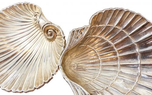 DOS CONCHAS BAUTISMALES EN PLATA DE LA SEGUNDA MITAD S.XX