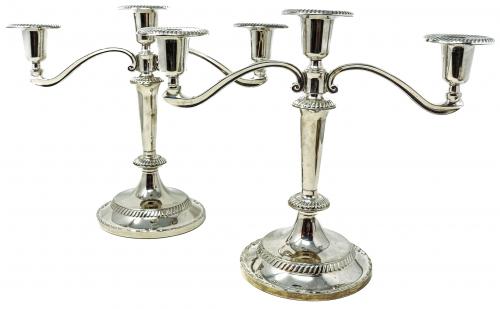 PAREJA DE CANDELABROS EN METAL PLATEADO DE MEDIADOS S.XX