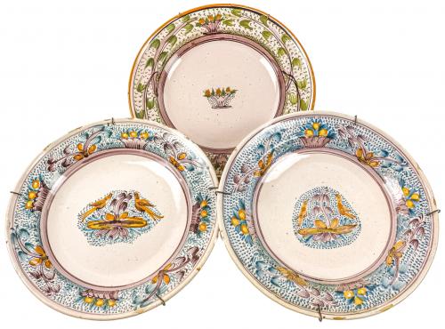 TRES PLATOS EN CERÁMICA DE MANISES DE FLES. S.XIX-PPS. S.XX