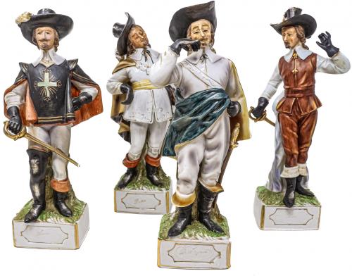 CUATRO FIGURAS EN PORCELANA DE MEDIADOS DEL S.XX