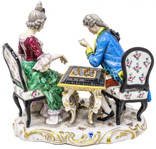 FIGURA EN PORCELANA DE MEDIADOS DEL S.XX