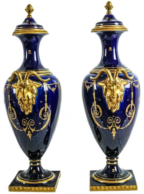 PAREJA DE JARRONES DE PORCELANA FRANCESA