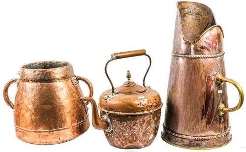 LOTE DE CALDERO, JARRA Y TETERA EN COBRE