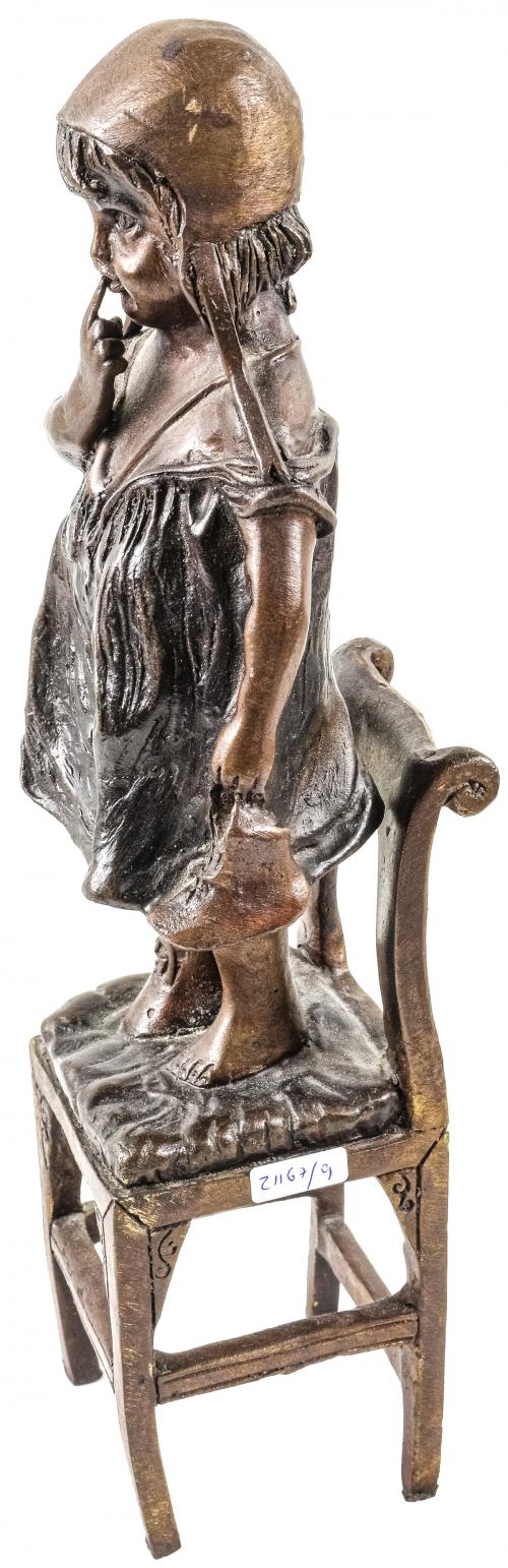 "NIÑA SOBRE SILLA"