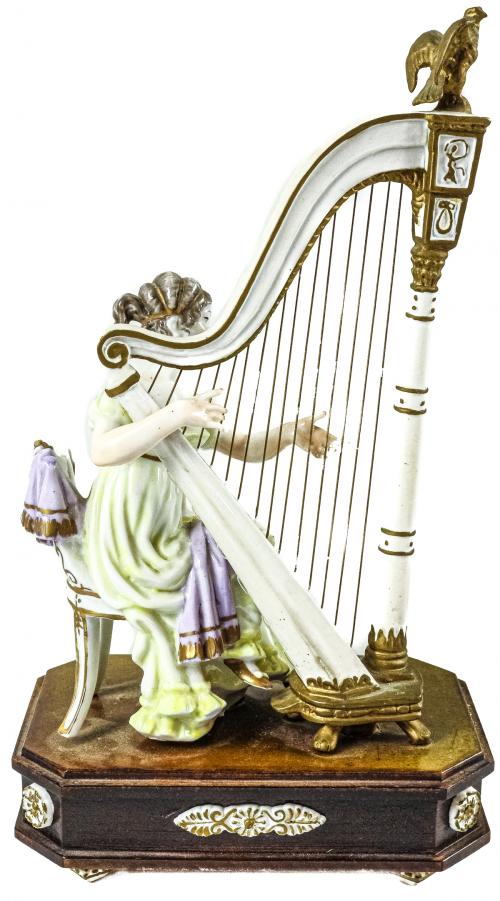 FIGURA EN PORCELANA DE MEDIADOS DEL S.XX