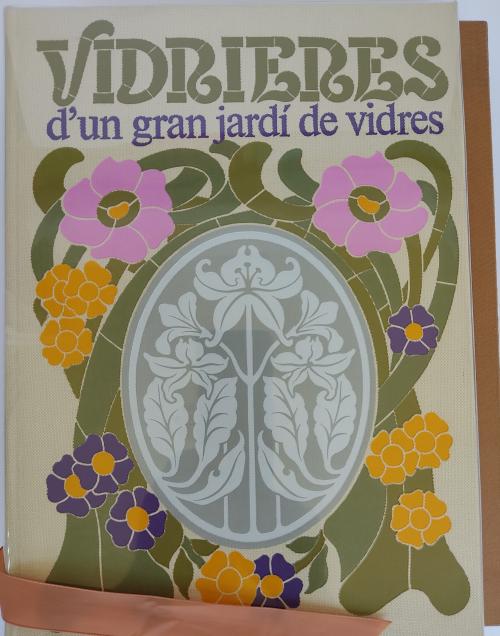 VIDRIERES D¿UN GRAN JARDÍ DE VIDRES.