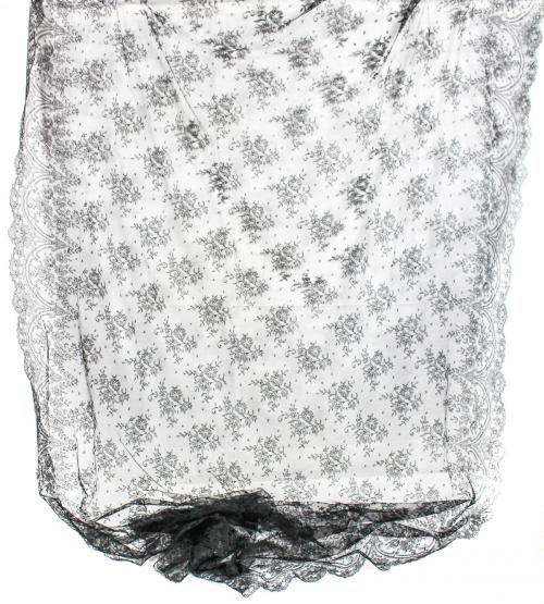 GRAN MANTILLA EN ENCAJE