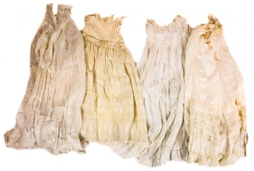 LOTE VARIADO DE VESTIDOS DE BEBÉ Y NIÑA DEL S. XIX