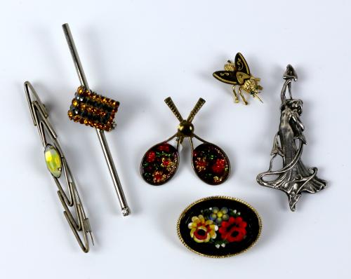 LOTE DE SEIS BROCHES EN BISUTERIA