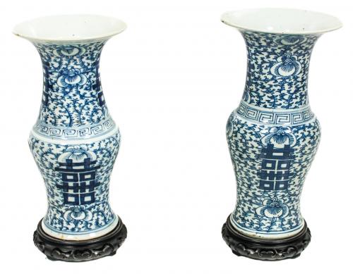 PAREJA DE JARRONES DE PORCELANA