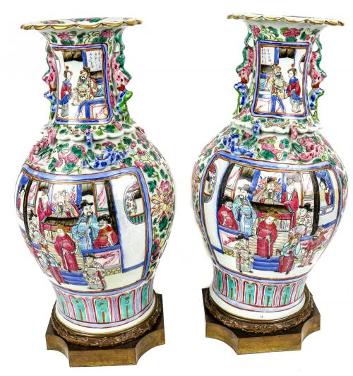 DOS JARRONES DE PORCELANA ORIENTAL