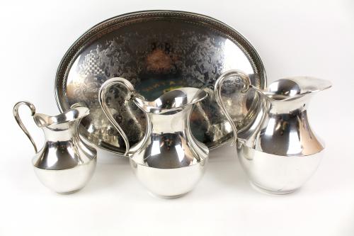 TRES JARRAS Y BANDEJA EN METAL PLATEADO