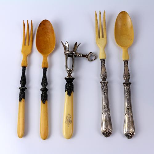 CINCO PIEZAS PARA EL SERVICIO DE MESA