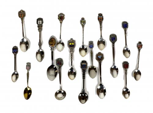 LOTE DE 17 CUCHARITAS DE COLECCIÓN
