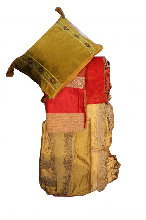 JUEGO DE 4 CORTINAS, COJÍN Y CUBRE CAMA.
