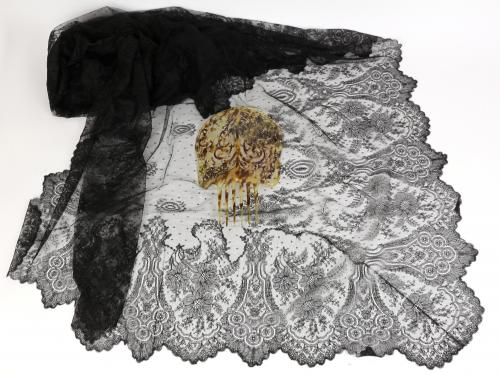MANTILLA Y PEINETA