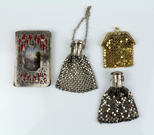 CARNE DE BAILE Y TRES BOLSOS DE METAL