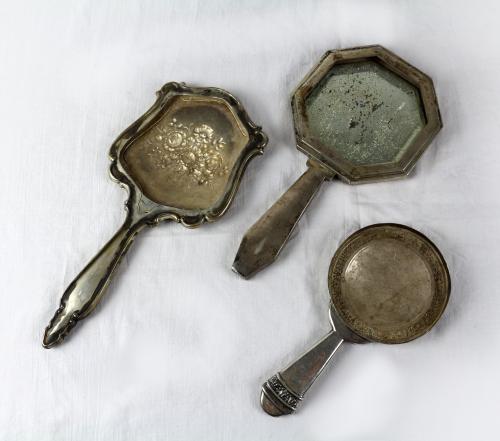 LOTE DE TRES SOPORTES DE ESPEJOS DE TOCADOR