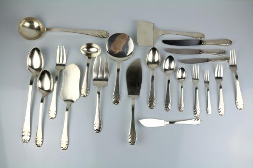 CUBERTERIA EN PLATA PARA 12 SERVICIOS