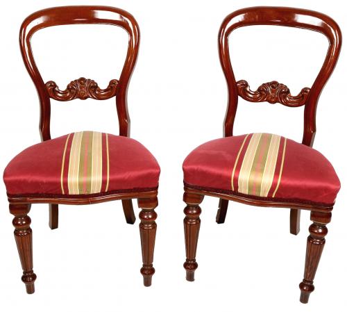 PAREJA DE SILLAS DE ESTILO VICTORIANO