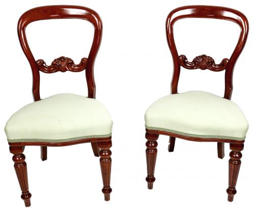PAREJA DE SILLAS DE ESTILO VICTORIANO