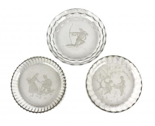 TRES PLATOS EN CRISTAL TALLADO PRIMER TERCIO S.XX